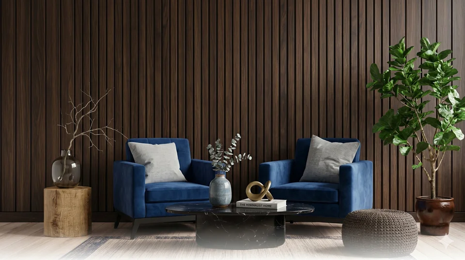Deux fauteuils Nym bleu nuit dans un salon chaleureux aux murs en bois